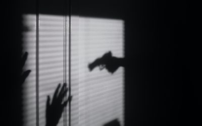 هل يعقل الاستئذان ممن يهددني؟